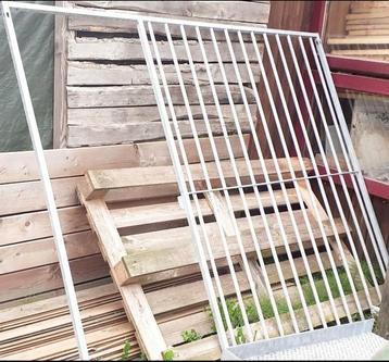 Stalen hekwerk met deurpoort beschikbaar voor biedingen