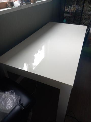 Mooie grote gebruikte tafel, maar wel in een goede staat.  beschikbaar voor biedingen