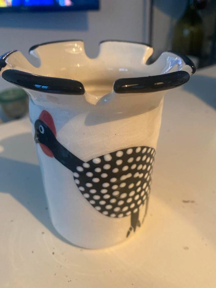 Aardewerk vaasje met parelhoen motief. 11 cm H 10 cm D, Huis en Inrichting, Woonaccessoires | Vazen, Zo goed als nieuw, Wit, Minder dan 50 cm