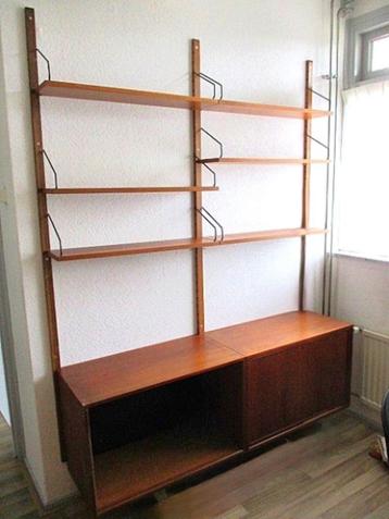 Modulair wandmeubel beschikbaar voor biedingen