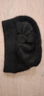 Zwarte muts met Angora wol.
Maat S. Met leuke applicatie., Kleding | Heren, Mutsen, Sjaals en Handschoenen, Onbekend, Ophalen of Verzenden