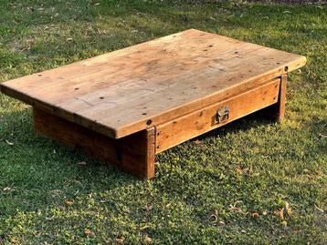 Grote massief houten salontafel brutalist stijl met lades beschikbaar voor biedingen
