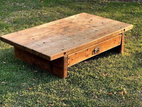 Grote massief houten salontafel brutalist stijl met lades, Huis en Inrichting, Tafels | Salontafels, Minder dan 50 cm, 50 tot 100 cm
