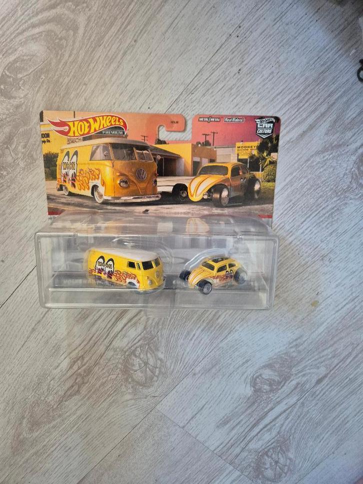 hot wheels VW MOONEYES 2 pack VW t1 panel bus / costom vw, Hobby en Vrije tijd, Modelauto's | Overige schalen, Zo goed als nieuw