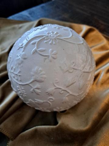 Decoratieve bol met bloemmotief beschikbaar voor biedingen