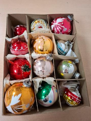 11 gekleurde retro vintage kerstballen en 1 deukbal  beschikbaar voor biedingen