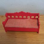 Rode houten bank voor in een poppenhuis  vintage sruk, Ophalen of Verzenden, Zo goed als nieuw, Poppenhuis