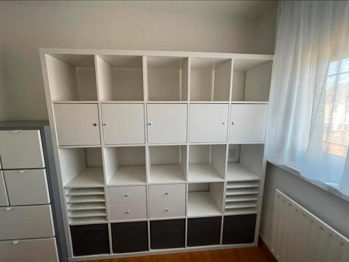Kallax kast met deuren en inzet, Huis en Inrichting, Kasten | Stellingkasten, Zo goed als nieuw, Ophalen