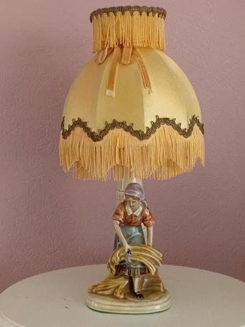 Vintage boerenmeisje lamp met stoffen kap beschikbaar voor biedingen