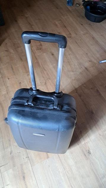 LIV koffer. In nette staat. Met cijferslot 70x40x25 beschikbaar voor biedingen