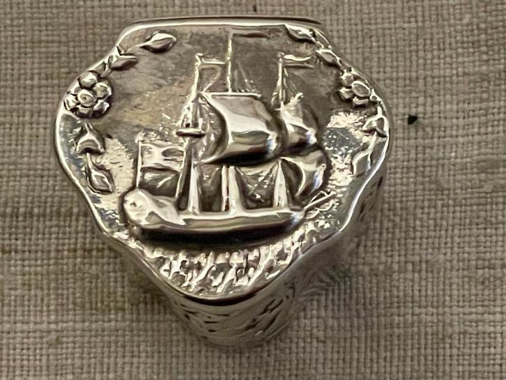 18de eeuws lodereindoosje met VOC schip 1777, Antiek en Kunst, Antiek | Goud en Zilver, Ophalen of Verzenden