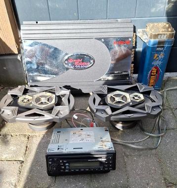 Radio met speakers, versterker en condensator beschikbaar voor biedingen