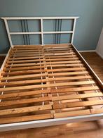 Geschilderde houten ombouw tweepersoonsbed met lattenbodem, Huis en Inrichting, Slaapkamer | Matrassen en Bedbodems, 180 cm, Gebruikt