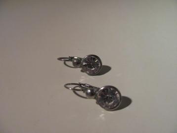 Zilver Kleurige Hanger Oorbellen / Accessoire ~ Sieraad beschikbaar voor biedingen