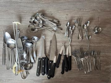 Heel veel bestek vorken vorkjes  messen lepels onderzetters beschikbaar voor biedingen