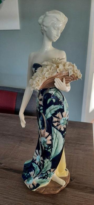 Porseleinen Beeld Dame met Bloemenmand beschikbaar voor biedingen