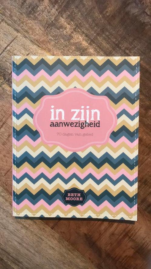 Beth Moore - In zijn aanwezigheid, Boeken, Godsdienst en Theologie, Zo goed als nieuw, Ophalen of Verzenden