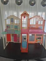 Barbie huis en Barbies met spullen., Kinderen en Baby's, Ophalen, Gebruikt, Toebehoren