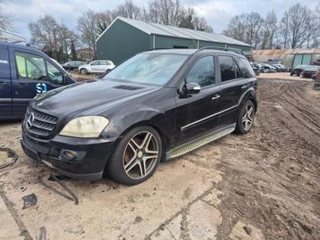 Scherm links-voor van een Mercedes ML-Klasse (197) beschikbaar voor biedingen