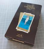 Voorjaarsale Dalí tarot universal luxe goudrand set uit 1984, Tarot of Kaarten leggen, Overige typen, Ophalen of Verzenden, Zo goed als nieuw