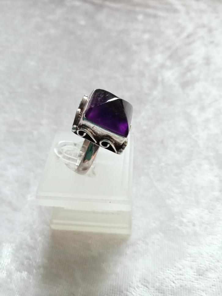 Mooie Zilveren Ring met donkere Amethist - Pyramide Vorm, Sieraden, Tassen en Uiterlijk, Antieke sieraden, Ring, Zilver, Met edelsteen
