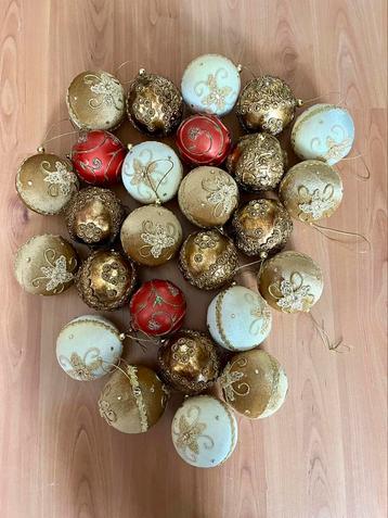 26 kerst ballen beschikbaar voor biedingen