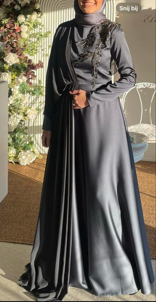 Abiye / Gelegenheidsjurk, Kleding | Dames, Jurken, Zo goed als nieuw, Maat 38/40 (M), Grijs, Onder de knie, Ophalen of Verzenden