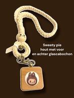keycord mert labubu onder glascabochon  op hout, Ophalen of Verzenden, Nieuw, Bruin