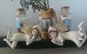 2 vintage bloemenmeisjes liggend op een randje beschikbaar voor biedingen