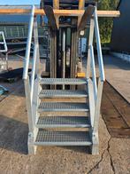 Stalen trap gegalv. Hoog 0,9 mtr. Nob116, Doe-het-zelf en Verbouw, Ladders en Trappen, Ophalen, Zo goed als nieuw, 2 tot 4 meter