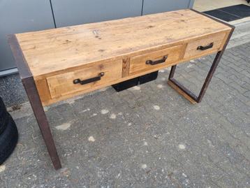 Mooie vintage sidetable 160 x 50 x 90 beschikbaar voor biedingen