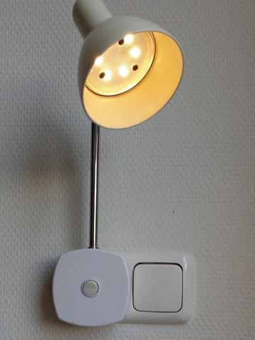 Wit verstelbaar nachtlampje / stopcontactlampje - 30 cm hoog beschikbaar voor biedingen