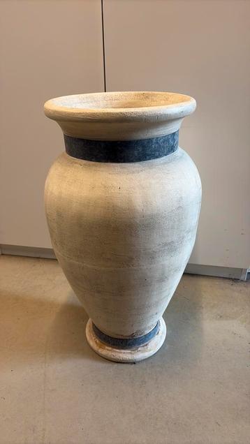 Hoge bloempot / binnen / vintage beschikbaar voor biedingen