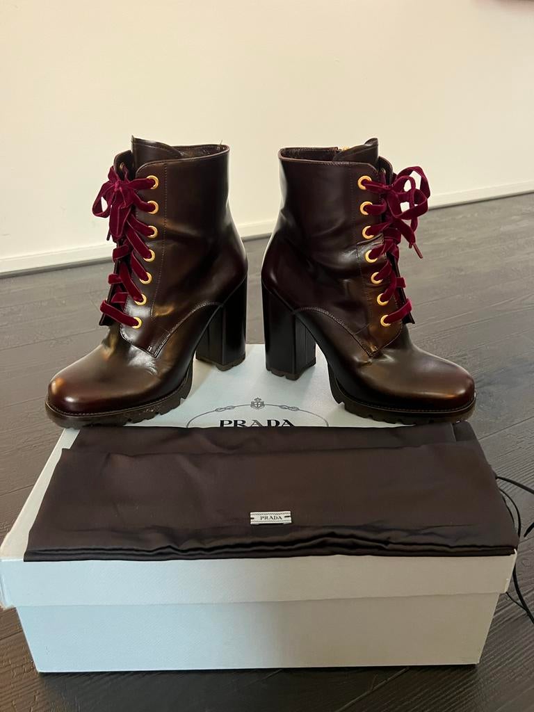 Prada Bordeaux Velvet Veter Laarzen - Maat 39, Kleding | Dames, Schoenen, Lage of Enkellaarzen, Ophalen of Verzenden, Zo goed als nieuw