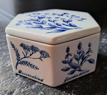 Zeshoekig Delftsblauw doosje met deksel beschikbaar voor biedingen