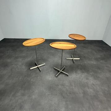 Design tafeltjes 3 x Arco "Stand by" 1320,- noten hout ovaal beschikbaar voor biedingen