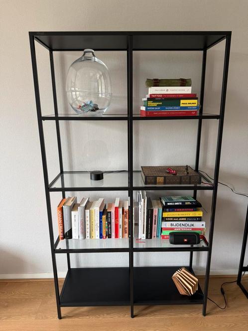 Stijlvolle IKEA glazen vitrinekast/ boekenkast, Huis en Inrichting, Kasten | Boekenkasten, Zo goed als nieuw, 50 tot 100 cm, 150 tot 200 cm