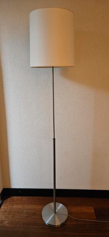 Mooie Staande Lamp - Stijlvol Design beschikbaar voor biedingen