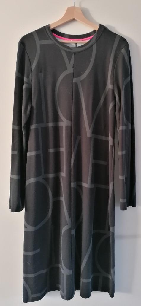 Zwarte jurk met grijze strepen, maat 44/46, Kleding | Dames, Jurken, Zo goed als nieuw, Maat 42/44 (L), Zwart, Knielengte, Ophalen of Verzenden