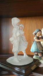 prachtig beeld van capodimonte gesigneerd A BEKARI, Antiek en Kunst, Ophalen of Verzenden