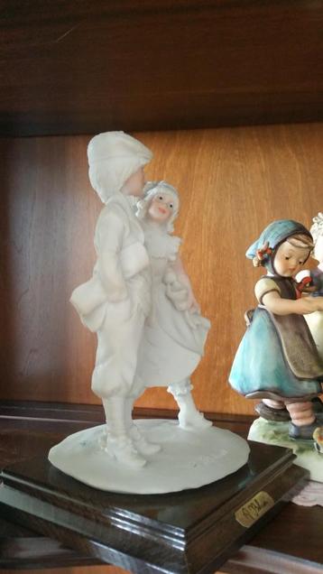 prachtig beeld van capodimonte gesigneerd A BEKARI beschikbaar voor biedingen