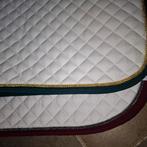 Witte zadeldekken met rode en groene bies., Dieren en Toebehoren, Ophalen of Verzenden, Zo goed als nieuw