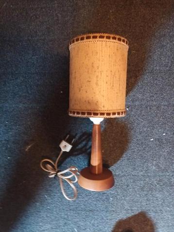 Vintage staand lampje met Houten Details beschikbaar voor biedingen