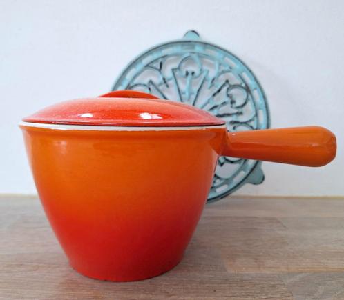 Le Creuset, vintage fonduepan/sauzenpan met deksel, oranje, Huis en Inrichting, Keuken | Potten en Pannen, Gebruikt, Gietijzer