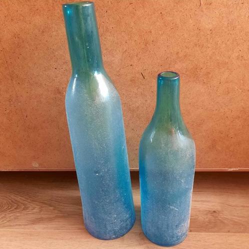 Blauwe flessen in “frozen” look,, Huis en Inrichting, Woonaccessoires | Vazen, Zo goed als nieuw, Blauw, Minder dan 50 cm, Glas