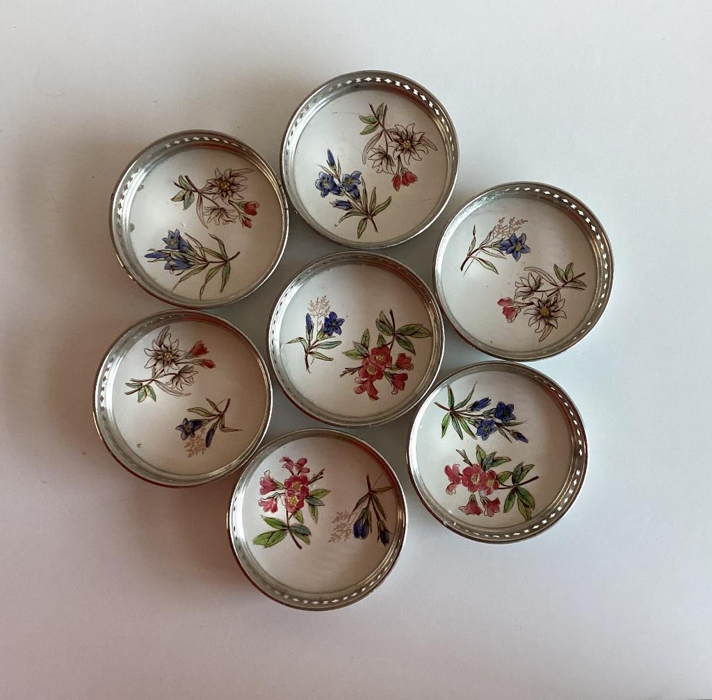 7 Aantiek porseleinen onderzetter met floraal deco, Antiek en Kunst, Antiek | Porselein, Ophalen of Verzenden