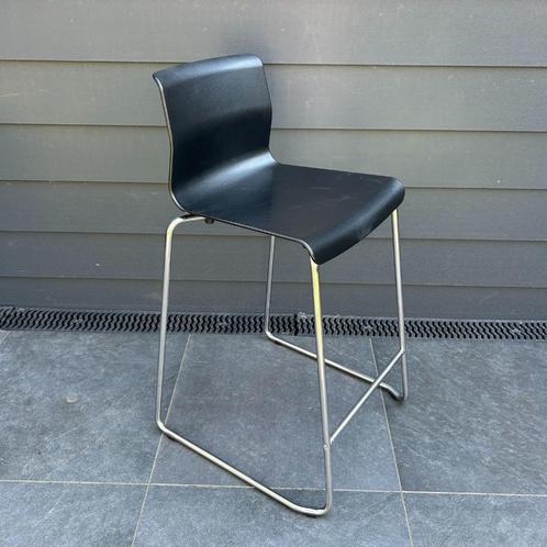 Zwarte Barkruk – Zit hoogte 67 cm – Modern design, Huis en Inrichting, Barkrukken, Zo goed als nieuw, 60 tot 90 cm, Kunststof