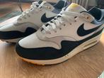 Nike Air Max 1 Athletic Department Light Bone - Maat 43.5, Kleding | Heren, Schoenen, Ophalen of Verzenden, Nieuw, Wit, Sneakers of Gympen