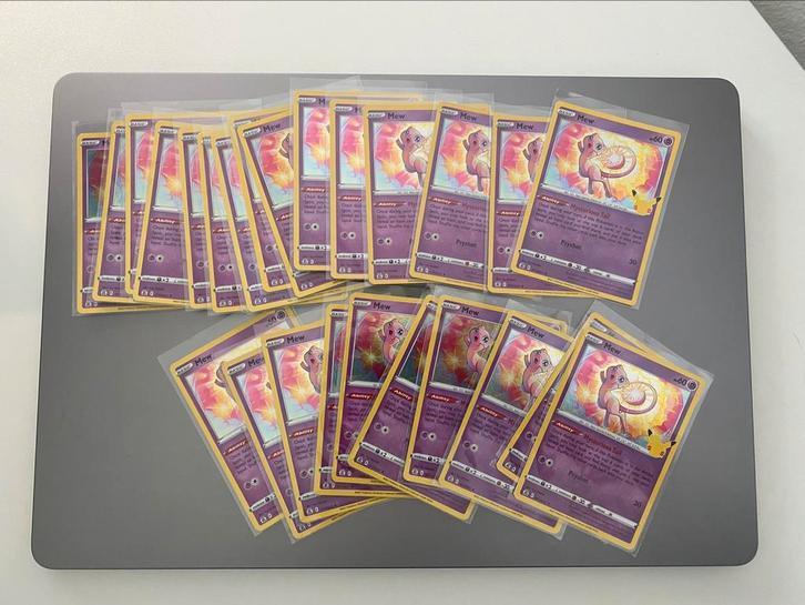 Mew CEL011, pokemon celebrations, Hobby en Vrije tijd, Verzamelkaartspellen | Pokémon, Zo goed als nieuw, Foil, Ophalen of Verzenden