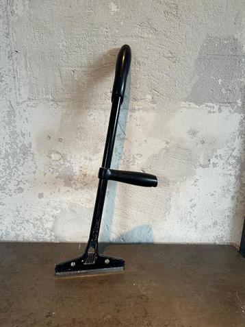 Vloerschraper – Lange Steel & Extra Kruk – €25  €15 beschikbaar voor biedingen